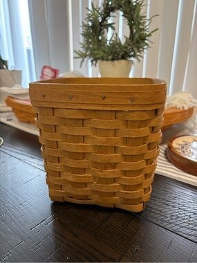 Longaberger 2004 tissue or Kitchen utensil .